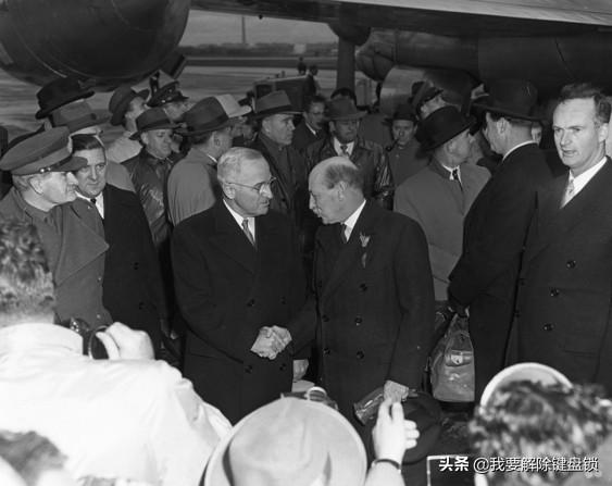 美国五星上将麦克阿瑟是怎样被解职的？为什么？插图91