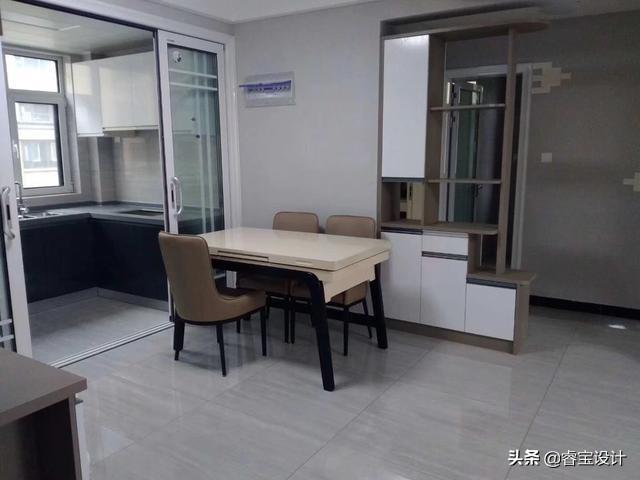 鞋柜放在入户门哪侧好,入户门左右没有墙怎么做鞋柜？