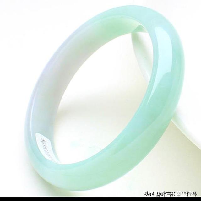 玉镯红色的好还是绿色的好,买玉手镯好，还是买黄金手镯好？