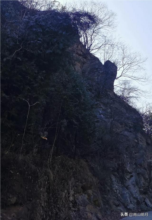 “日暮半阴,山风卒起,肃振岩壁”是什么意思？如何赏析姚鼐所写的《游媚笔泉记》？