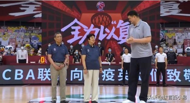 姚明现场赠送钟南山夫妇球衣,为什么他偏偏选择了36号？