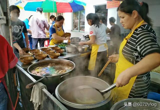 贵宾资料网第七码资料:自驾游时用什么方法可以方便地查找当地的美食？