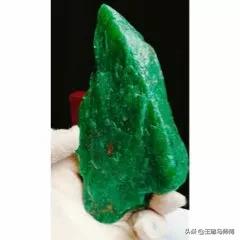 翠青玉有收藏价值吗,翠青玉是不是白底青翡翠呢？