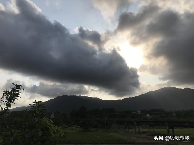焦雅亮:有没有三亚本地人解答一下，哪里人少又好玩？