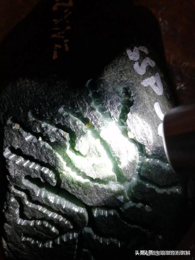 怎么知道自己的翡翠值多少钱,我这个是不是翡翠，值多少钱？