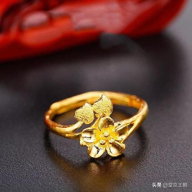 结婚黄金手镯买什么款式,结婚预算在1万左右买什么黄金饰品？
