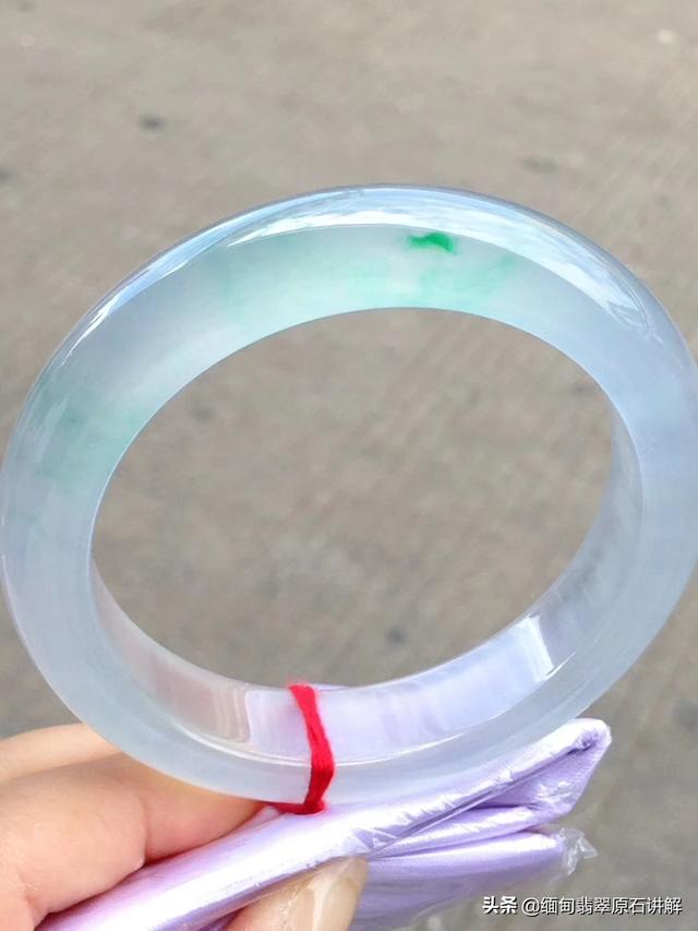 什么样的翡翠手镯比较好,翡翠手镯是不是越透越好，哪种的最好看呢？