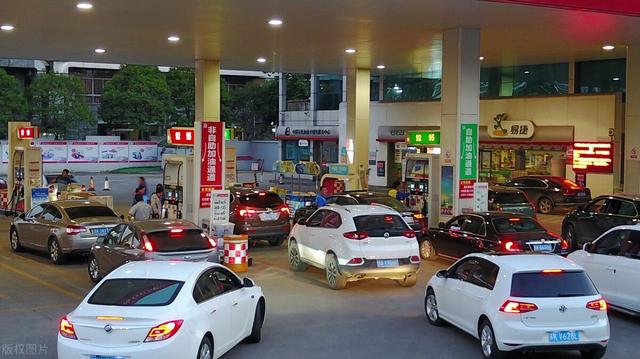 同一辆车，分别加200元的92号汽油和200元的95号汽油，哪种汽油跑的公里数多？插图6