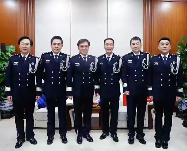 成龙老婆林凤娇:成龙为什么突然退出林凤娇全资持股公司？