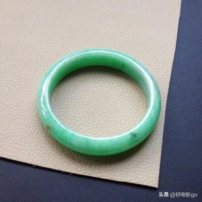 1万左右的翡翠手镯怎么挑选,想买个玉镯，预算1W左右，推荐啥品牌呢？