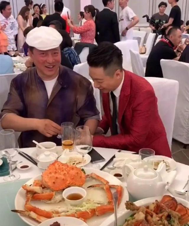 闫妮前老公是谁:闫学晶往事掀开，与前夫离婚引争议，潘长江为何拼尽一切力捧她？