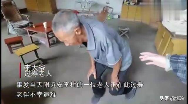 济南男子抱狗坐公交下跪:山西饭店过寿老人下跪，难道老人真的有错吗？