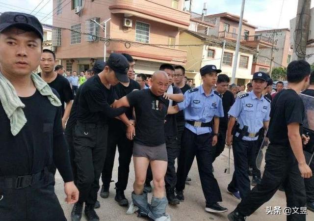 林峰钻裤裆哪一集:江西杀3人嫌犯曾春亮落网时，警方抓捕时为何扒掉他的裤子？
