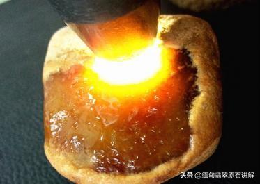 玻璃种翡翠原石打灯图片,如何利用灯光来判断翡翠原石雾色的深浅？