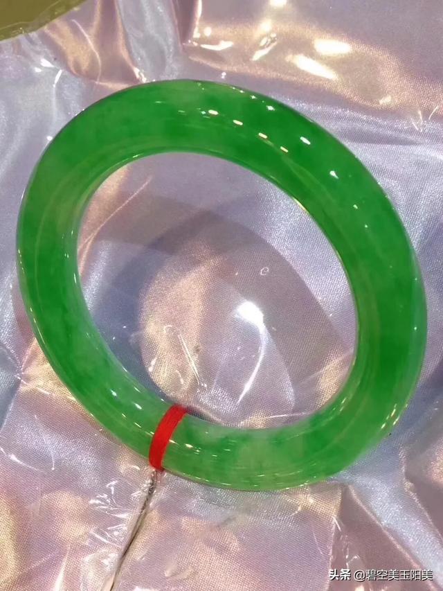 各种手镯图片,懂得帮看看，这镯子值多少钱？