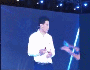 李彦宏浇头事件,这样隆重的大会,安保意识那么弱？为什么随便可以上台？