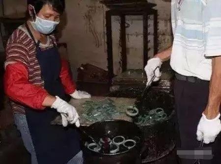 玉镯子碎了代表什么,玉掉地上没碎有裂痕意味着什么？