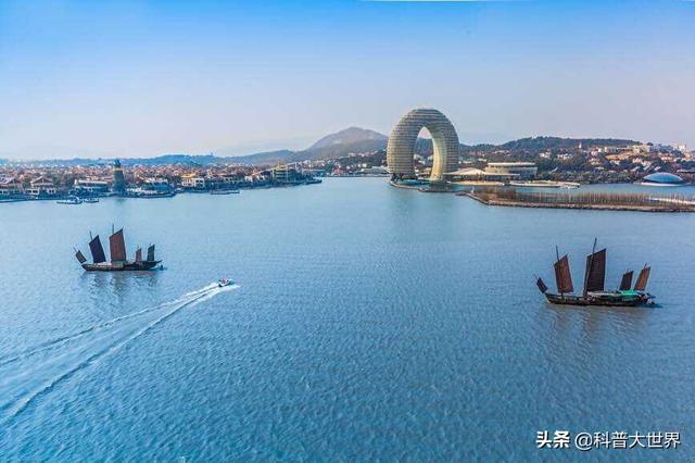 大型哲罗鲑:新疆喀纳斯湖面积不大，但是水量不少，而且有水怪出没，是这样吗