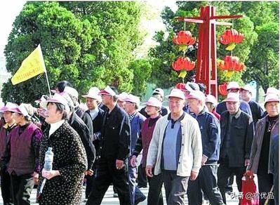 退休旅游群:当前有些旅行社组织老年人99元一日游，你怎么看？