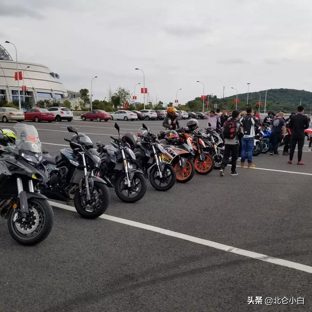 电瓶车VS摩托车,上班买哪个更好？