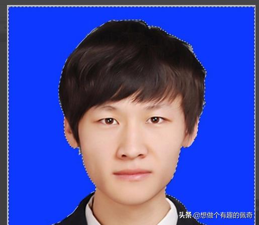 照片底色怎么改成蓝色,Ps怎么把照片背景换成蓝色？