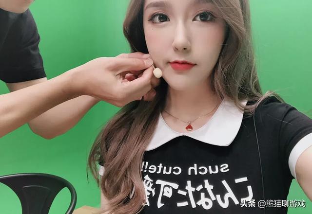 Rita直播“秀腹肌”,看到Rita的身材,观众们直呼顶不住,你怎么看？