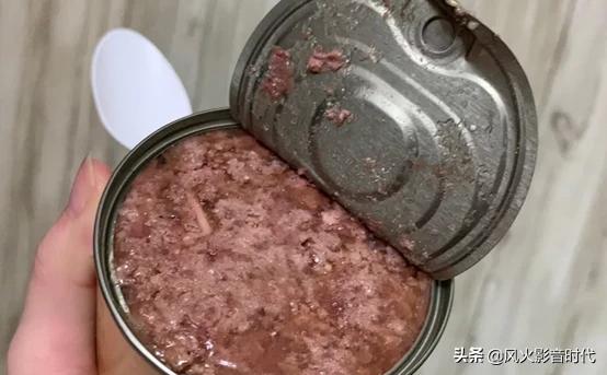 猫零食:一给猫打开猫零食，猫就像疯了一样怎么办？