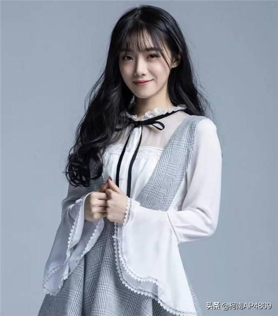 LOL：LPL解说集合庆年会,小钰荣获四等奖,其打扮令网友直呼“你在开车”,如何？