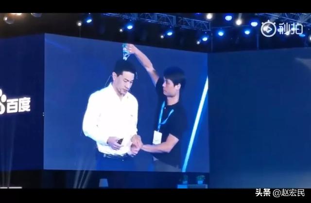 百度李彦宏演讲被当头浇水,在中国敢对公众人物做这种举动还是很少见的,你怎么看？
