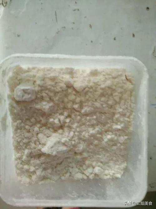 高筋面粉和低筋面粉的区别是什么，高筋面粉和低筋面粉有啥区别，做面包用哪一种