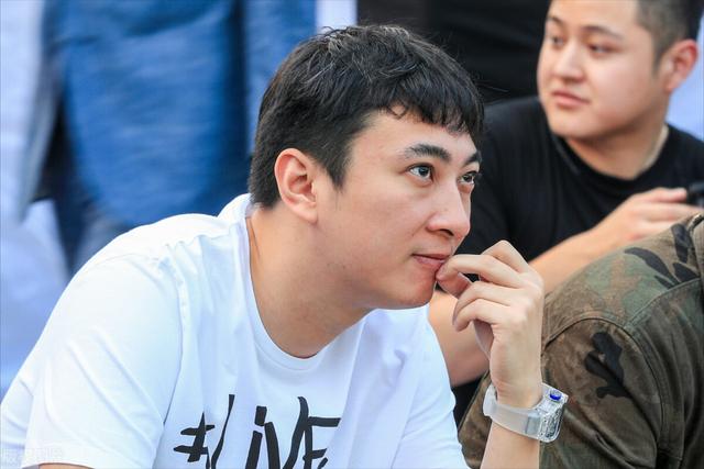 演员贾青老公是谁:“黑料女王”贾青，被王思聪曝光私照，她到底经历了什么？