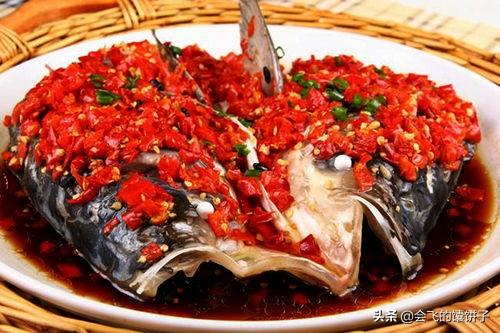 椒焖三文鱼头怎么做好吃，剁椒鱼头是选用什么鱼头做食材最老少皆宜