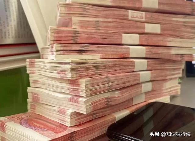 18岁的大学女学生将自己的卵子以15万的高价卖出，从而伤害到自身的生育而不顾，你怎么看待这件事呢？