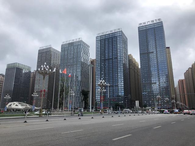李乃文一家三口照片:在贵阳生活，有房有车，500万存款，能否达到财务自由