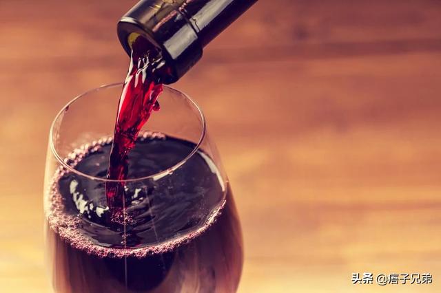 葡萄酒变酸能喝吗，葡萄酒时间长了有点酸涩，该怎么外理