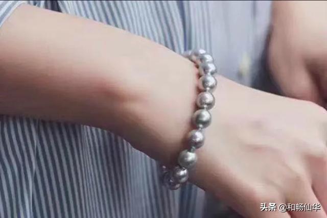 草莓晶手链,十八岁女生带什么手镯手链比较合适？