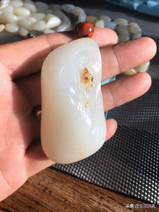 新疆和田玉有几种颜色,和田玉皮色一定有色根吗？如何挑选和田玉？