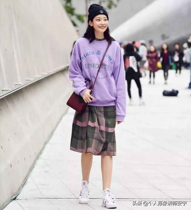 <a href=https://maguai.com/list/50-0-0.html target=_blank class=infotextkey>时尚</a><a href=https://maguai.com/list/77-0-0.html target=_blank class=infotextkey>女装</a>拼接卫衣:春季小女孩适合穿什么样的卫衣卫衣与什么搭配更时髦？
