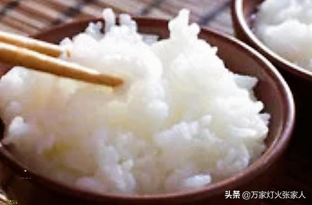 蒸米饭加上它出锅大人孩子抢着吃，米饭蒸比煮更有营养吗你觉得蒸米饭时加些什么味道更好