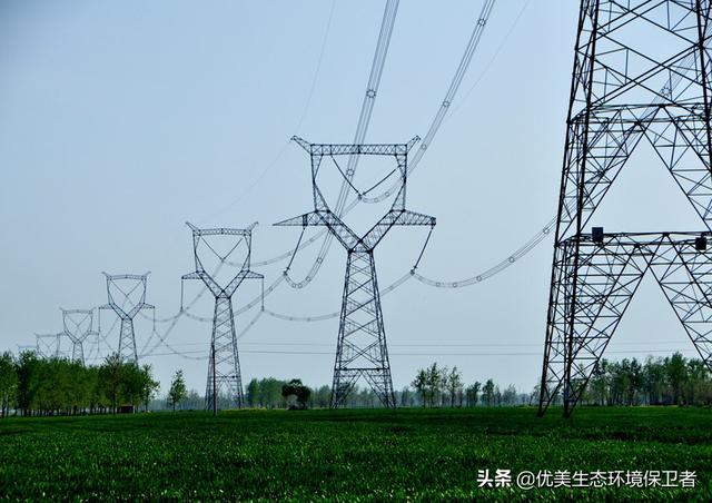 高压线铁塔上贴着"三米就放电"的警示牌是什么意思,是什么原因?