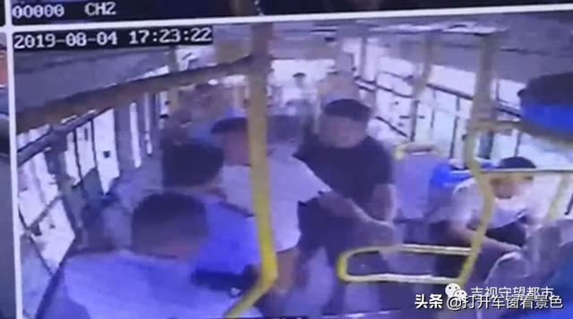 长春男子乘166路公交车突然情绪失控,拽着司机头发一顿打, 你怎么看？