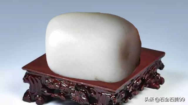 白色玉石原石,请问这是和田玉鸡骨白吗？