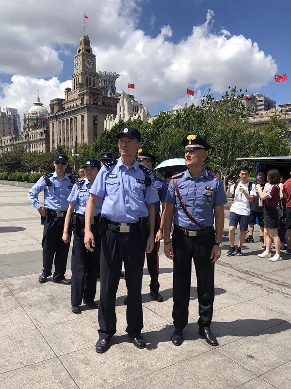 雷克斯警官图片:大街上碰到警察查身份证，你想试一下在警察面前跑，会有啥后果？