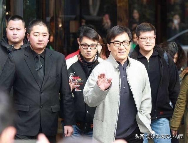 成龙给向华强下跪:成龙在国际上的地位如何？