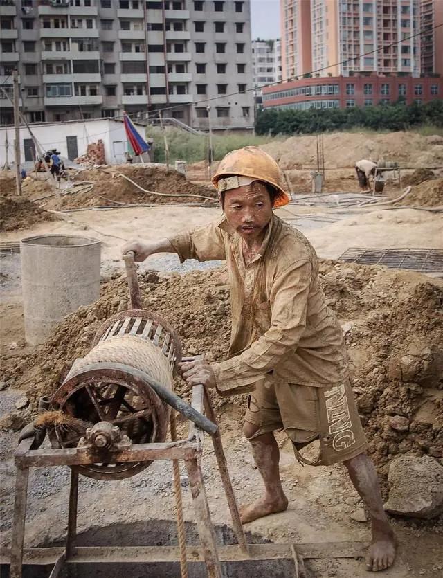 农民工干活照片图片