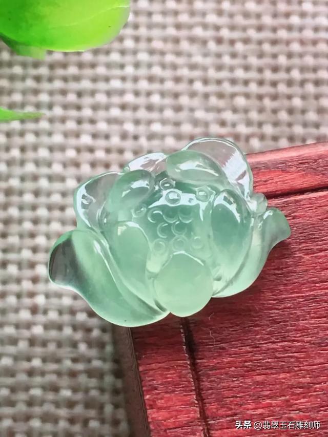 为什么卖毛货翡翠还免费抛光,朋友手里买的翡翠还没抛光，值钱吗？