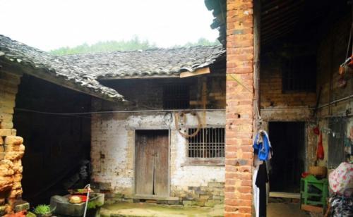 矛齿鲸骨架:农村俗语：宁住披头房，不住露骨屋，啥意思？什么是露骨屋？