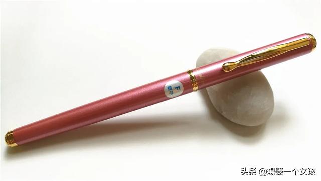 我朋友马上要过生日了,我打算送她一支钢笔。预算200-300之间,请问各位有什么推荐吗？