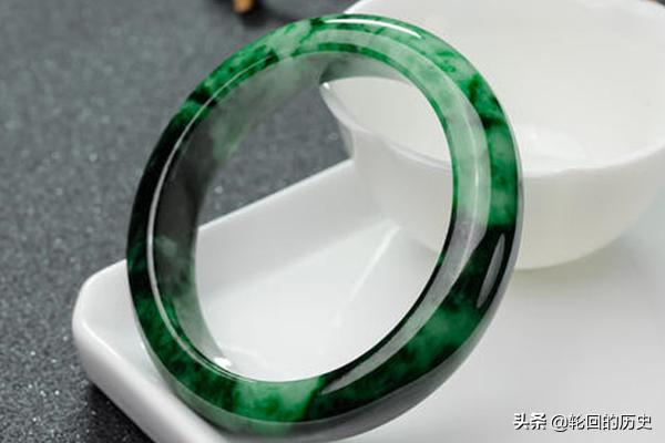 白底青翡翠什么档次,花青种翡翠和白底白底青种的区别？