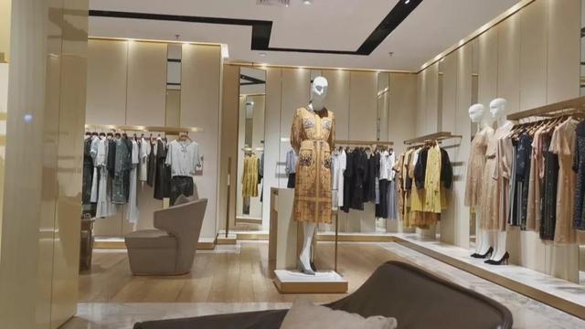 为什么人们在专柜上面买的很贵的衣服，地摊上几十块钱就能买到类似款式的？插图18